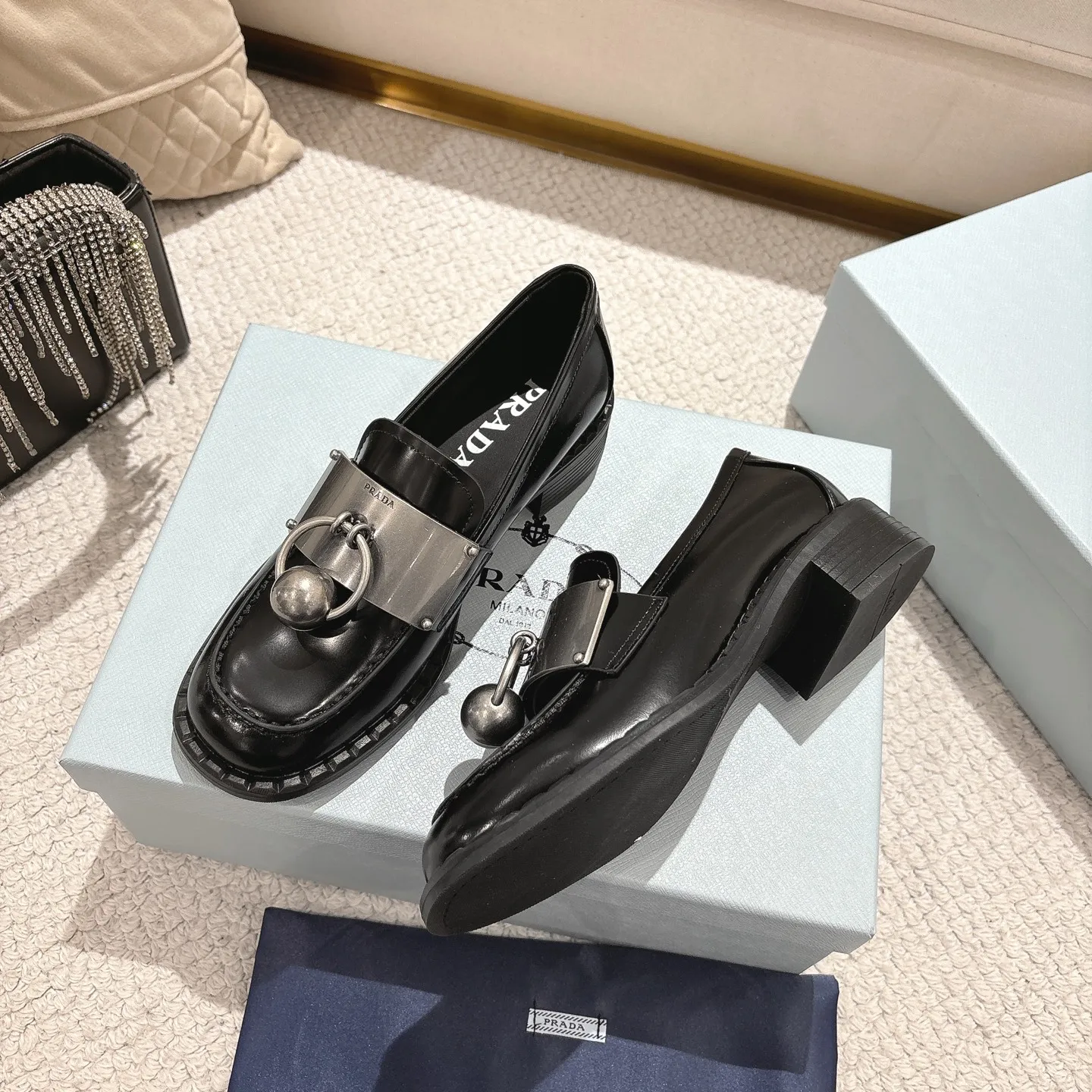 👟👟Ex-factory price 580👟👟Higher version Prad✅Certified𝟐𝟎𝟐5𝙨𝙨 Early spring Prada💯 #陈昊宇 Same style, many celebrity internet celebrities have the same style/medium-heeled British loafers, the metal buckle design adds a sense of sophistication, the overall shape is full of aura, and the British style small leather shoes are casual and high-end. Chen Haoyu’s same style/Prada25ss loafers! Fabric: Imported open edge beads Lining: Imported sheepskin Insole: Imported cowhide Women's model: Standard code 35-41 (customized at 40.41).  Color: black, light brown, white. The shoes are very cost-effective, so we refuse to negotiate.  #陈昊宇 Same style Prada loafers # Temperament wear